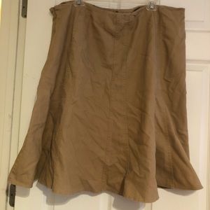 New York Clothing: Beautiful a line skirt! (Just wrinkled from storing)